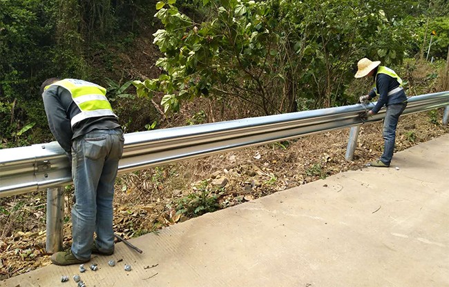 四平高速公路护栏的定期维护与保养