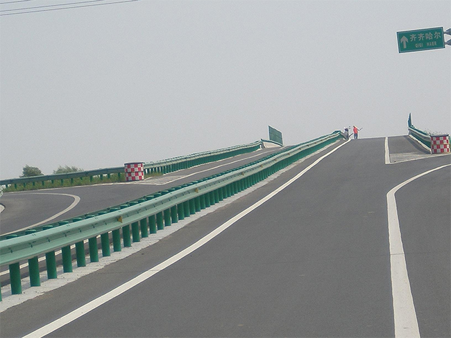 四平高速公路护栏的材质与规格
