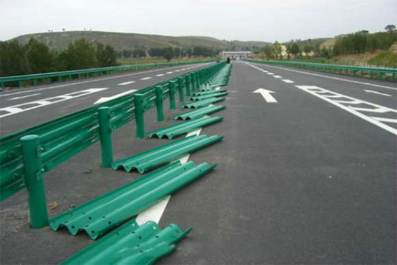 四平波形护栏的维护与管理确保道路安全的关键步骤