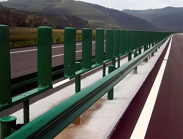 四平三波护栏板在高速公路的应用